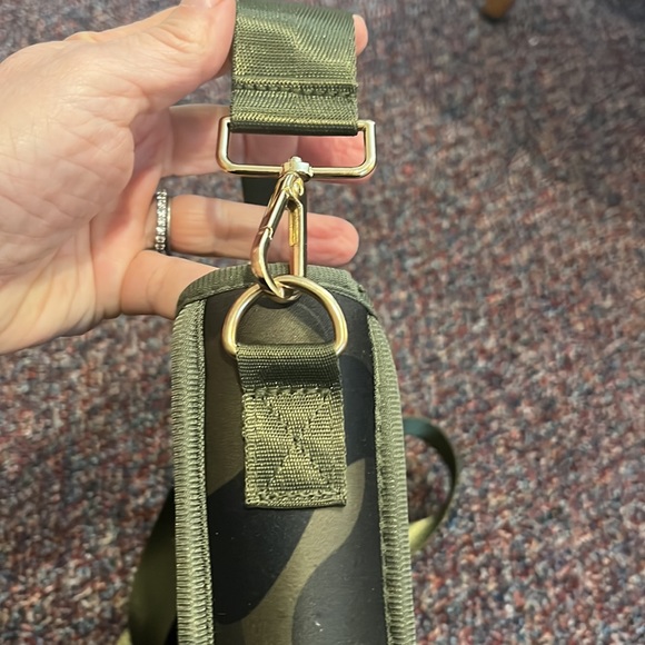 Ahdorned Camo Full Sized Messenger Crossbody Bag - Picture 4 of 8